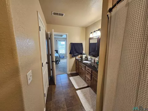 Bath - 213 Starlite Dr, Clovis, NM 88101 photo 2 of 3