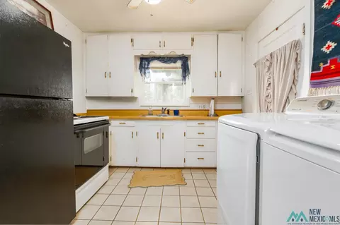 Kitchen - 116 E Manana, Clovis, NM 88101 photo 2 of 3