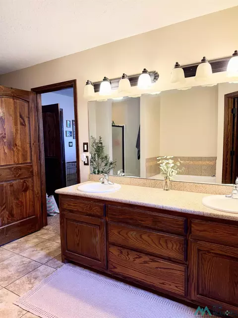 Bath - 4621 Sandstone Dr, Clovis, NM 88101 photo 4 of 5