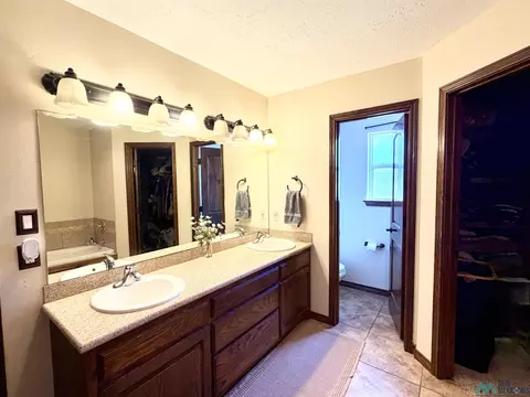 Bath - 4621 Sandstone Dr, Clovis, NM 88101 photo 1 of 5
