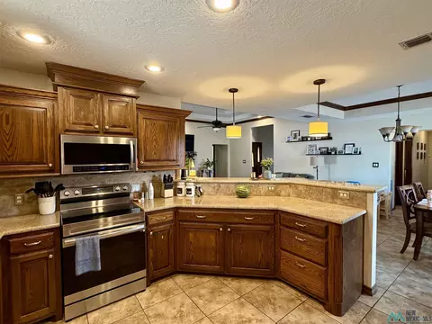 Kitchen - 4621 Sandstone Dr, Clovis, NM 88101 photo 4 of 5