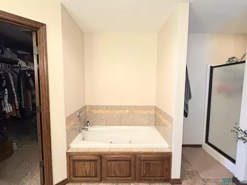 Bath - 4621 Sandstone Dr, Clovis, NM 88101 photo 2 of 5