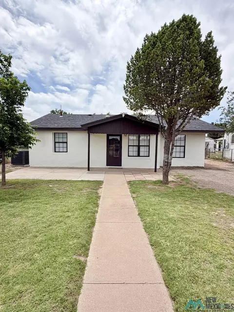 1306 E Country Club Rd, Roswell, NM 88201