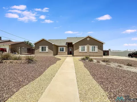 2712 Garden St, Carlsbad, NM 88220