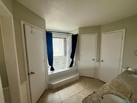 Bath - 1704 Morse Ave, Clovis, NM 88101 photo 3 of 4