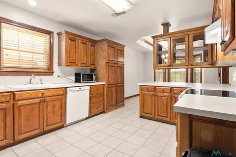 Kitchen - 605 Jeanie Dr, Clovis, NM 88101 photo 2 of 2