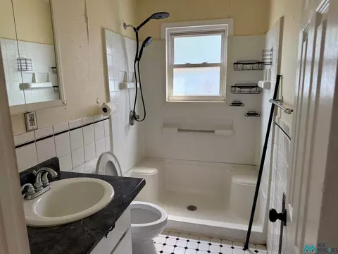 Bath - 2813 Gidding, Clovis, NM 88101 photo 4 of 4