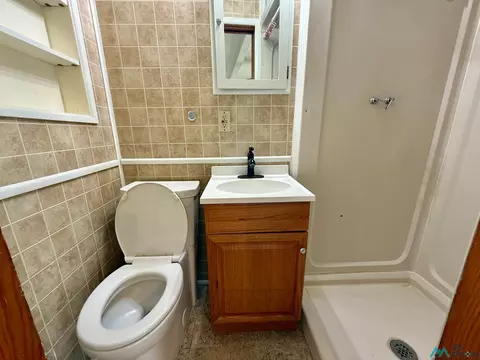 Bath - 2813 Gidding, Clovis, NM 88101 photo 2 of 4