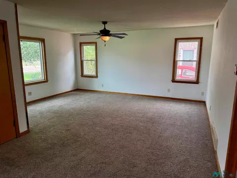 Living - 2813 Gidding, Clovis, NM 88101 photo 2 of 5
