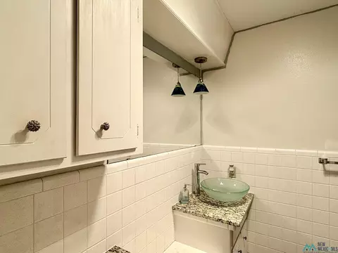 Bath - 1400 Oakhurst Rd, Clovis, NM 88101 photo 7 of 8