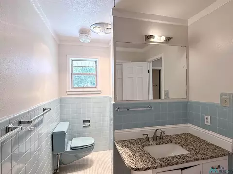 Bath - 1400 Oakhurst Rd, Clovis, NM 88101 photo 5 of 8
