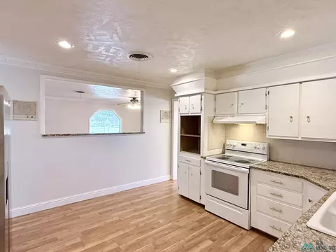 Kitchen - 1400 Oakhurst Rd, Clovis, NM 88101 photo 3 of 3