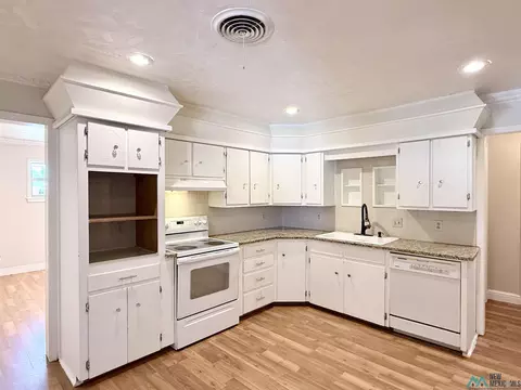 Kitchen - 1400 Oakhurst Rd, Clovis, NM 88101 photo 1 of 3