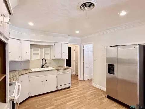 Kitchen - 1400 Oakhurst Rd, Clovis, NM 88101 photo 2 of 3