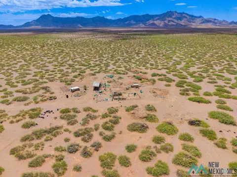 17 SE Wyoming Ave, Deming, NM 88030