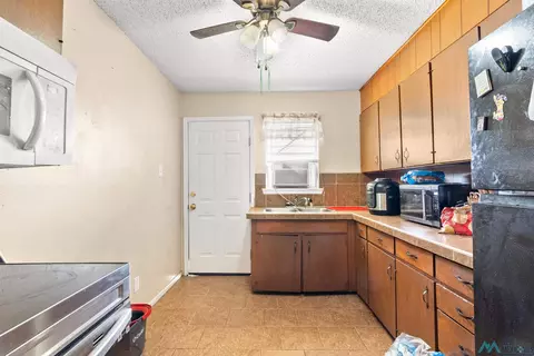 Kitchen - 1009 Gila St, Clovis, NM 88101 photo 2 of 2