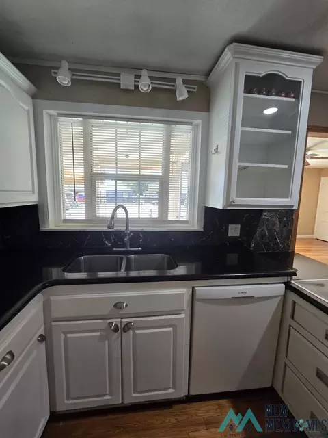 Kitchen - 108 Park Dr, Clovis, NM 88101 photo 4 of 5