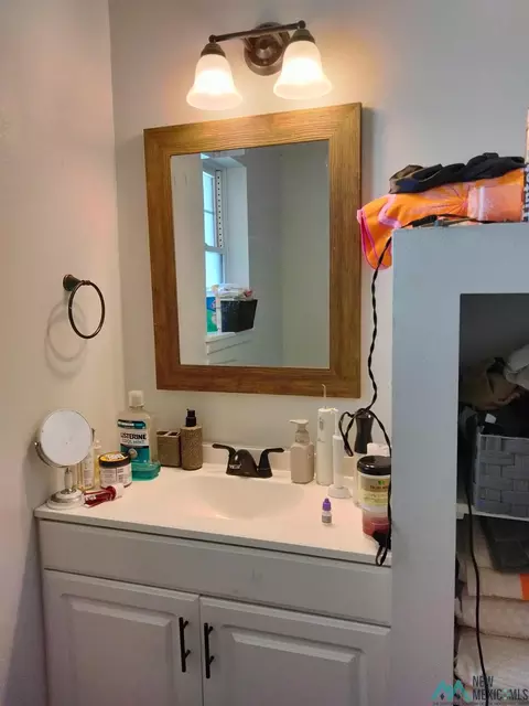 Bath - 2100 Miller St, Clovis, NM 88101 photo 2 of 2