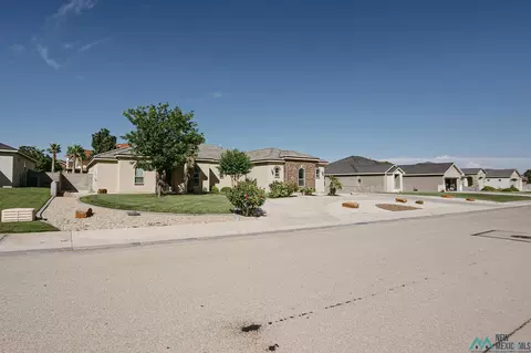 2114 Quail Holw, Carlsbad, NM 88220