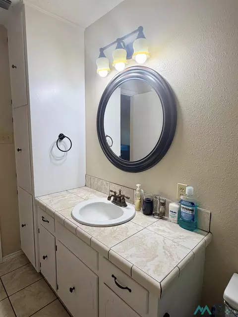 Bath - 2012 Stone Pl, Clovis, NM 88101 photo 3 of 3