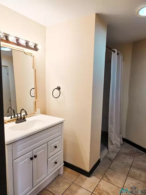 Bath - 2901 Gidding St, Clovis, NM 88101 photo 5 of 7