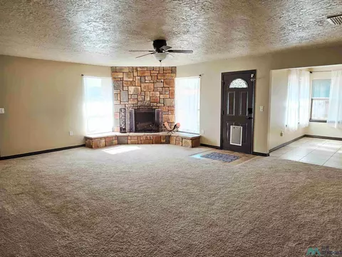 Living - 2901 Gidding St, Clovis, NM 88101 photo 4 of 8
