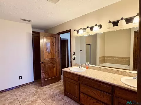 Bath - 4621 Sandstone Dr, Clovis, NM 88101 photo 2 of 5