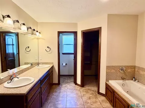 Bath - 4621 Sandstone Dr, Clovis, NM 88101 photo 4 of 5