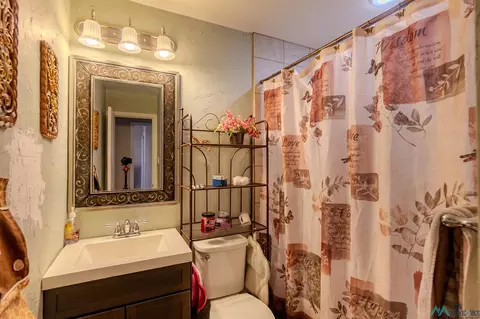 Bath - 1560 Westchester St, Clovis, NM 88101 photo 2 of 3