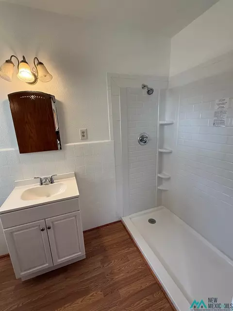 Bath - 2204 Wallace St, Clovis, NM 88101 photo 3 of 6