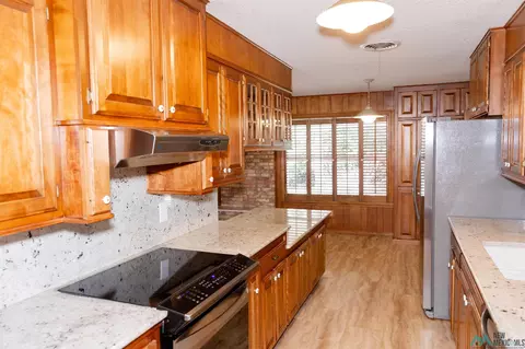 Kitchen - 2016 Wilshire, Clovis, NM 88101 photo 6 of 10