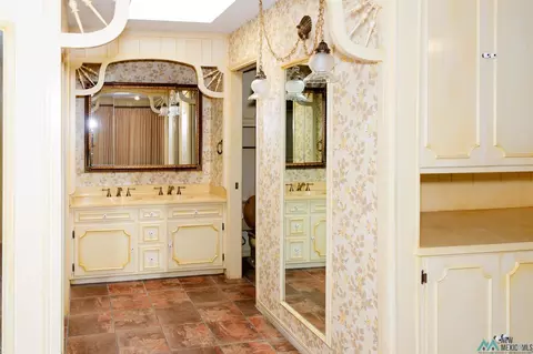 Entry Way - 2016 Wilshire, Clovis, NM 88101 photo 3 of 4