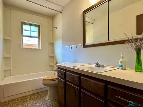 Bath - 509 N Oak St, Clovis, NM 88101 photo 1 of 3