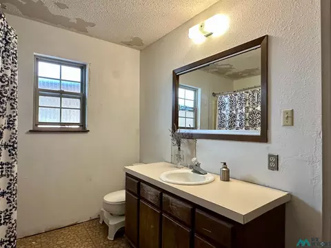 Bath - 509 N Oak St, Clovis, NM 88101 photo 2 of 3