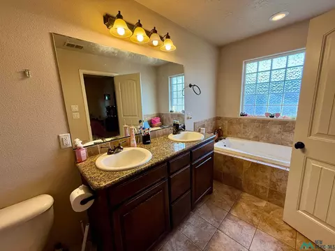 Bath - 2408 Cobblestone Cir, Clovis, NM 88101 photo 3 of 6