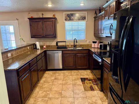 Kitchen - 2408 Cobblestone Cir, Clovis, NM 88101 photo 7 of 9