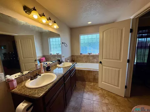 Bath - 2408 Cobblestone Cir, Clovis, NM 88101 photo 6 of 6