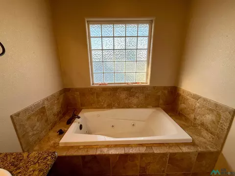 Bath - 2408 Cobblestone Cir, Clovis, NM 88101 photo 5 of 6