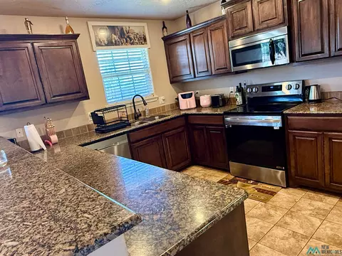 Kitchen - 2408 Cobblestone Cir, Clovis, NM 88101 photo 6 of 9