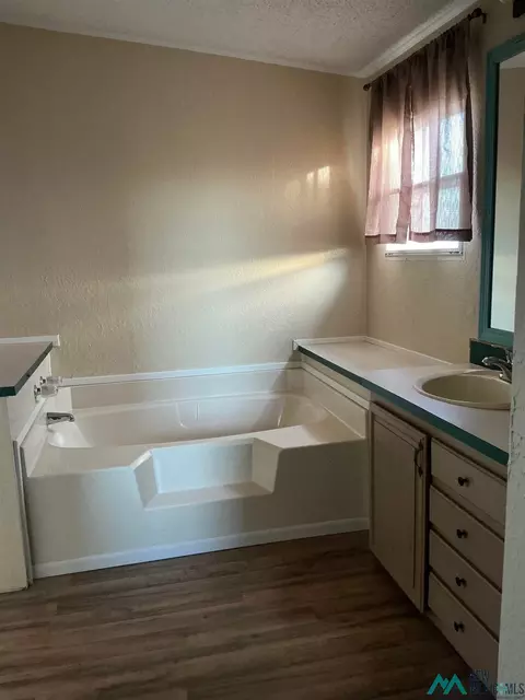 Bath - 1020 S Fork Dr, Clovis, NM 88101 photo 3 of 5