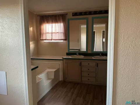 Bath - 1020 S Fork Dr, Clovis, NM 88101 photo 4 of 5