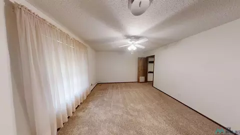 Living - 2021 Enloe Dr, Clovis, NM 88101 photo 3 of 4