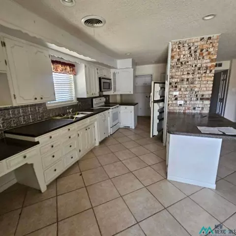 Kitchen - 1908 Enloe Dr, Clovis, NM 88101 photo 3 of 3