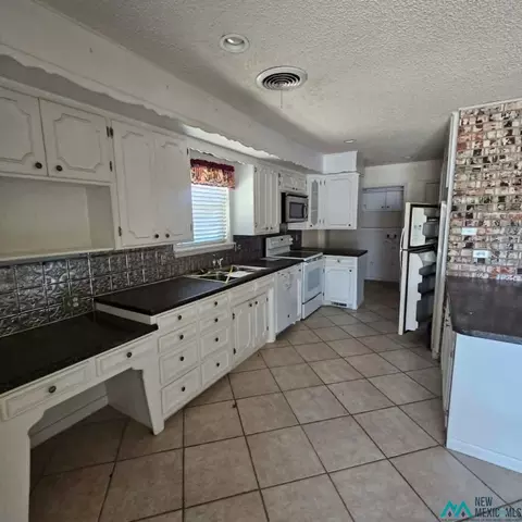 Kitchen - 1908 Enloe Dr, Clovis, NM 88101 photo 2 of 3