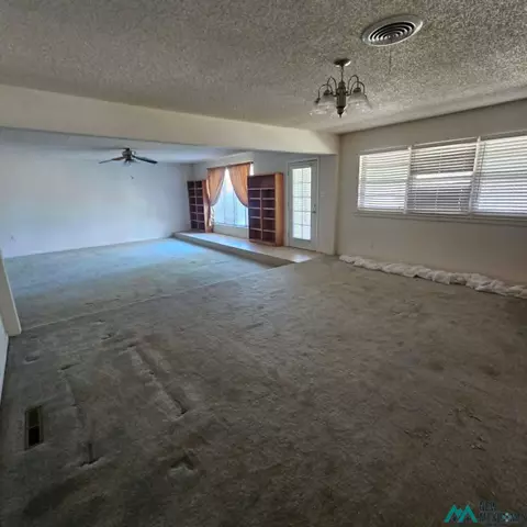 Living - 1908 Enloe Dr, Clovis, NM 88101 photo 6 of 9