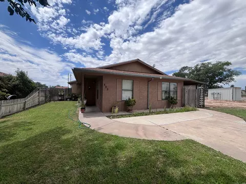 302 E Butler St E, Dexter, NM 88230