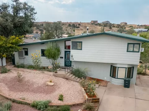 708 Julie Ct, Gallup, NM 87301