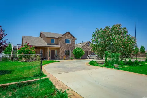 805 Walker Farm Rd, Carlsbad, NM 88220