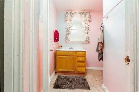 Bath - 812 N Walnut St, Clovis, NM 88101 photo 1 of 2