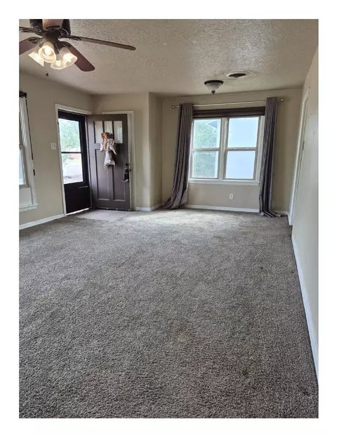 Living - 113 Mesa Ave, Clovis, NM 88101 photo 3 of 4